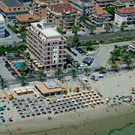 Hotel Cristal Cupra Marittima Bagian luar foto