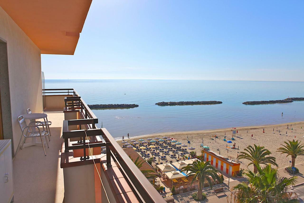Hotel Cristal Cupra Marittima Bagian luar foto