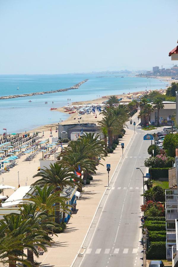Hotel Cristal Cupra Marittima Bagian luar foto