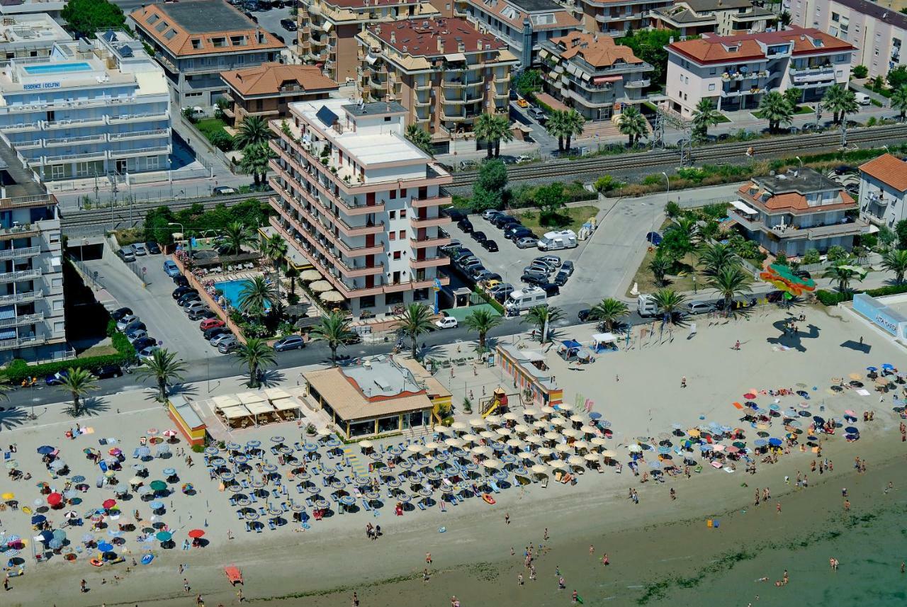 Hotel Cristal Cupra Marittima Bagian luar foto